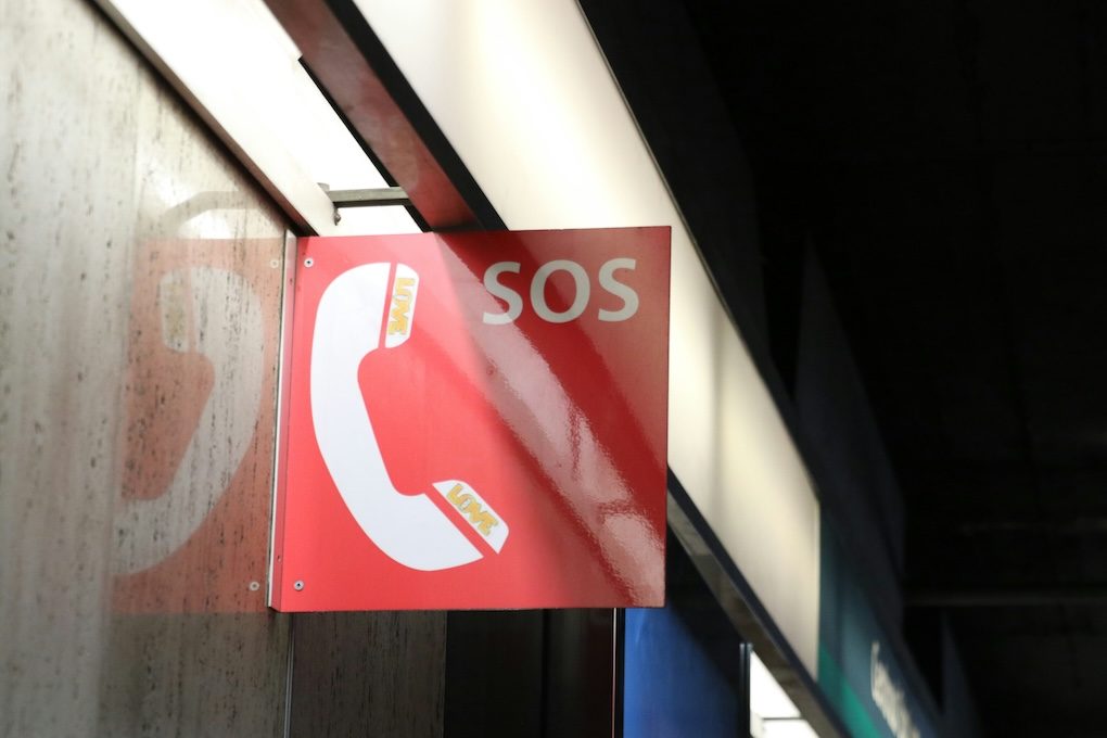 SOS phone sign